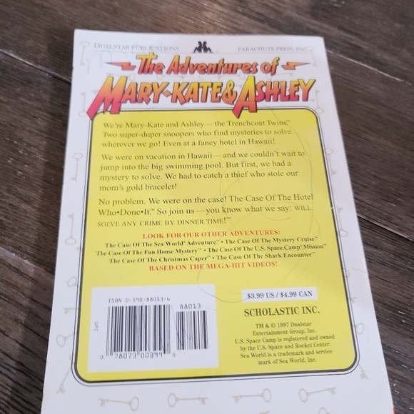 Vintage 90s The Adventures of Mary-Kate & Ashley Olsen Twins Book - Picture 4 of 7